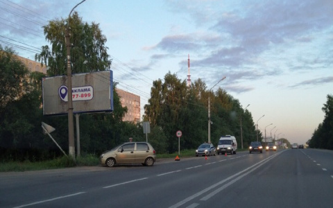 На Октябрьском проспекте в Сыктывкаре «Матиз» въехал в дорожный знак (фото)