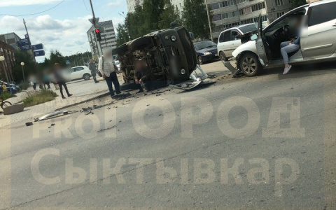 В Сыктывкаре «буханка» влетела в «Пежо» и упала на бок (фото)