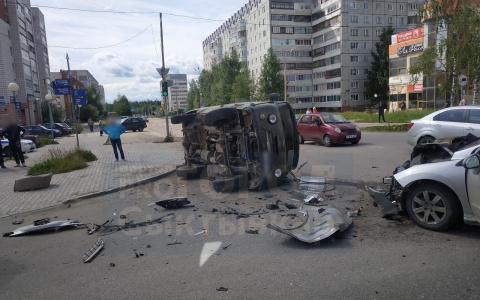 Появились подробности жесткой аварии с «Пежо» и «буханкой» в Сыктывкаре