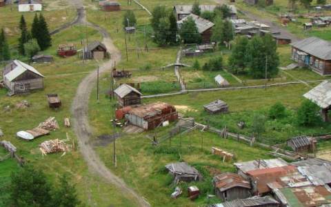 В Коми машина грибников повисла над обрывом из-за обвала дороги