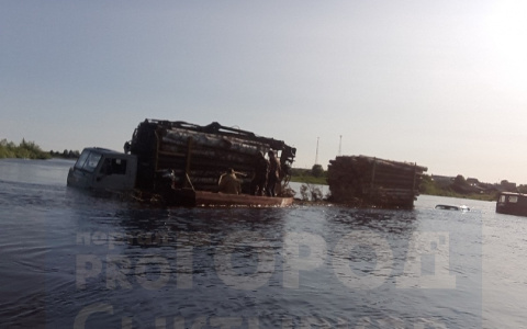 Мост, который придавили техникой в Коми, чтобы его не унесло водой, уплыл вместе с машинами (фото, видео)