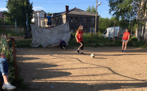 Фото дня: футбольные ворота из простыни в Сыктывкаре