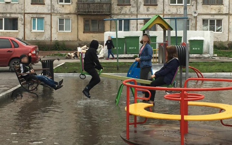 После мощного дождя на севере Коми двор превратился в «аквапарк» (фото, видео)