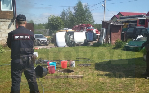 «Повыбегали со шлангами и с ведрами»: сыктывкарец рассказал, как люди сами тушили соседский дом