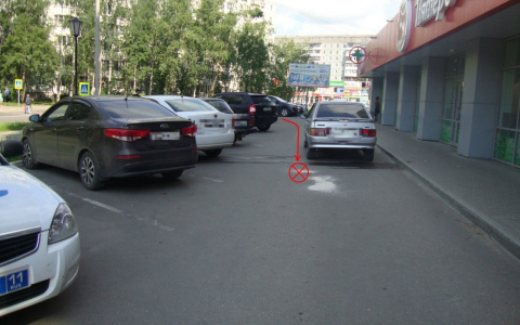 В Сыктывкаре на парковке магазина сбили пожилую женщину