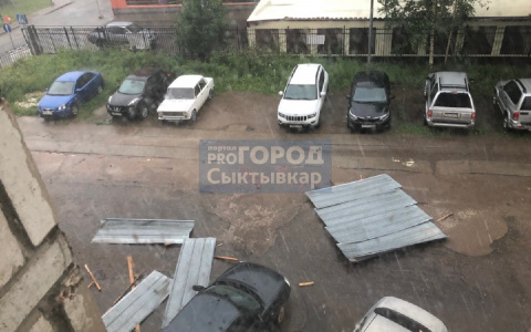 В Сыктывкаре мощный ветер сорвал металлические листы с крыши 9-этажного дома (фото)