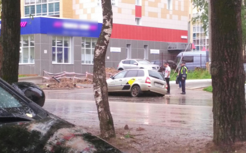В Сыктывкаре такси провалилось в огромную яму в асфальте (фото)