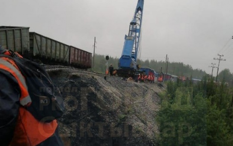 Появилось видео со станции в Коми, где с рельс сошли 23 вагона