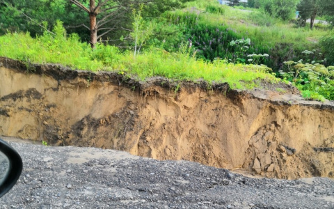 В Сыктывкаре обрушилась дорога рядом с известным торговым центром