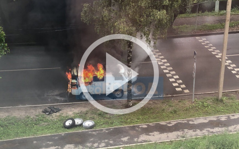В Сыктывкаре прямо на дороге полыхала «буханка» (видео)