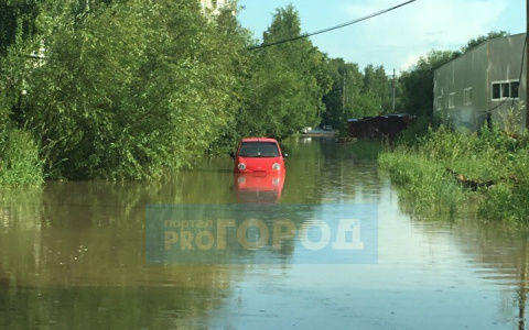 Фото дня: красный «Матиз» затонул в сыктывкарской луже