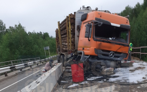 В Коми многотонный лесовоз влетел в перекрытый мост и потерял колеса (фото)