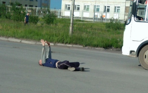 Пьяный мастер: житель Коми устроил занятия «йогой» прямо на проезжей части (фото)