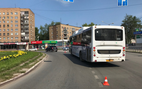 На сыктывкарском «кольце» столкнулись «Опель» и пассажирский автобус