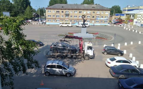 «Может, кто-то из высших чинов приезжает?»: у сыктыварского аэропорта весь день эвакуируют машины (фото)