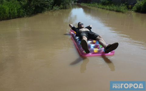 Курорт по-сыктывкарски: парень плавал на надувном матрасе по гигантской луже (фото)