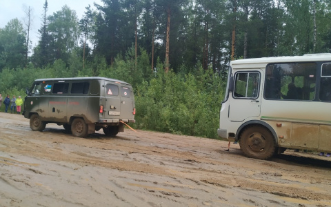 В Коми скорая вытащила из грязи автобус, который застрял на размытой дороге (фото, видео)