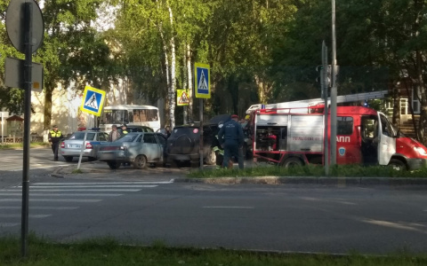 В Сыктывкаре внедорожник из Вологды и ВАЗ вылетели на тротуар и протаранили знак (фото)