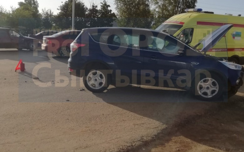 В Сыктывкаре «Дэу» подрезал девушку на «Хендэ», один человек в больнице (фото, видео)