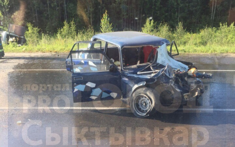 В Сыктывкаре произошла страшная авария: один человек в реанимации, двое детей в больнице (фото, видео)