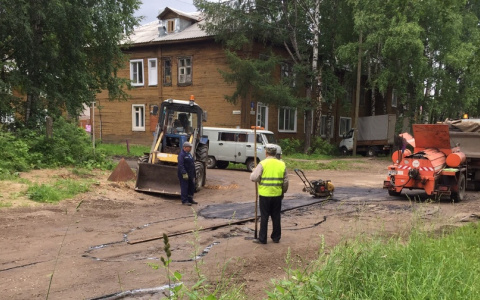 В Сыктывкаре дорожные работники укладывали асфальт в грязь (фото)
