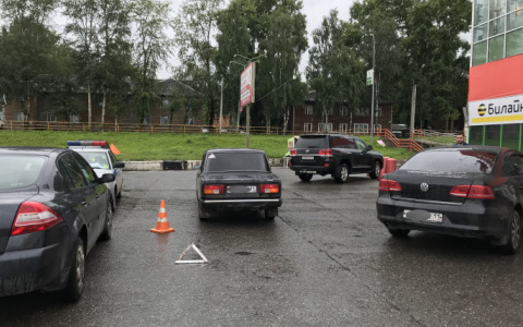 В Сыктывкаре 8-летняя девочка попала под колеса «пятерки» (фото)