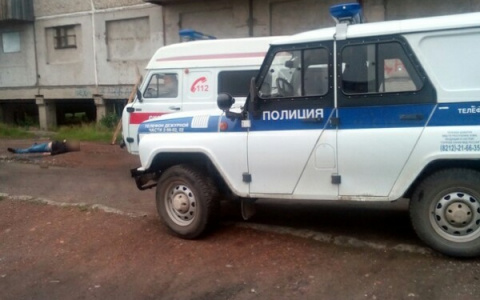 У подъезда в Коми нашли тело человека с пробитой головой (фото)