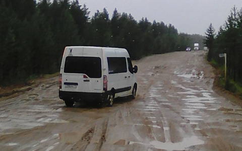 Жители Коми о дороге, которая превратилась в грязное месиво: «Просто она экономически не выгодна» (фото)