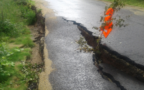 «Если она закроется, в поселок не попасть»:  в одном из районов Коми обрушилась дорога (фото)