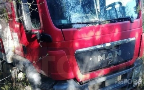 Житель Коми поехал в магазин на угнанном грузовике и оказался в кювете
