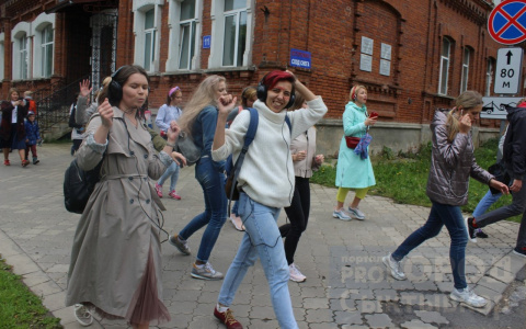 Толпа людей танцевала на улицах Сыктывкара под музыку, которую никто не слышал