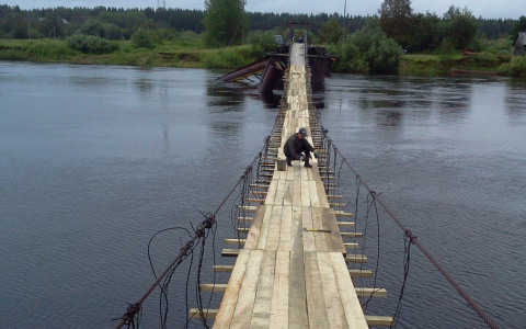 Сыктывкарцы о жителях поселка, которые своими руками починили мост: «Заплати налоги, сделай сам»