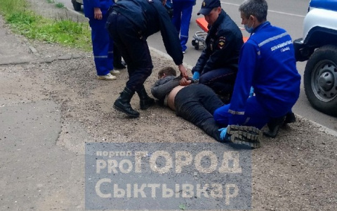 Сыктывкарка: «Неадекватный мужчина бегал за детьми и бросался на взрослых» (фото, видео)