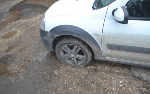 Сыктывкарцу прокололи колеса авто за то, что он занял «чужое» место на парковке
