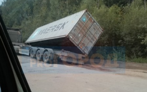 В Сыктывкаре из-за плохой дороги фура улетела в кювет (фото)