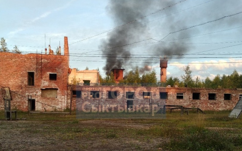 В Сыктывкаре полыхала заброшенная башня (фото, видео)