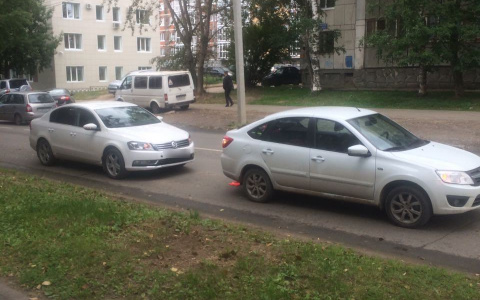 В Сыктывкаре девушка на иномарке протаранила «Ладу», пострадала 4-летняя девочка (фото)