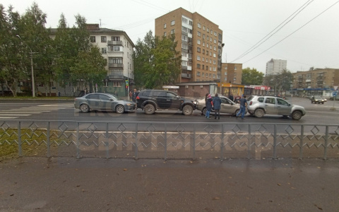 Необычное ДТП в Сыктывкаре: четыре машины образовали «паровозик» на «кольце» (фото)