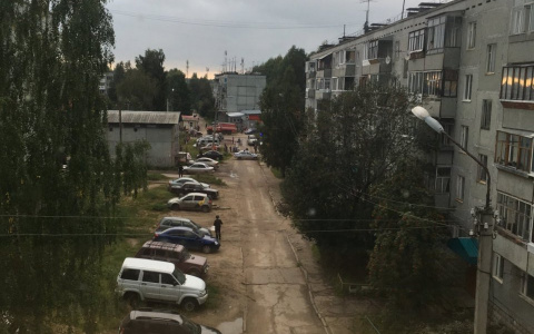 В Сыктывкаре эвакуировали дом: в здании ищут бомбу (фото)