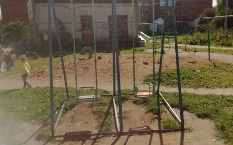 «Было страшно за детей»: на сыктывкарку обрушились качели