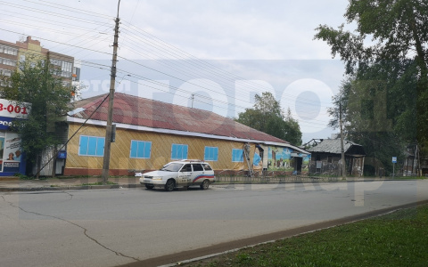 Ко Дню Республики в Сыктывкаре уродливое здание спрятали за баннером с нарисованными окнами (фото)