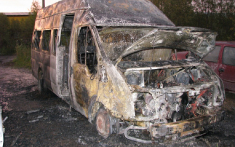 В Коми трое молодых людей ради забавы сожгли два микроавтобуса (фото)