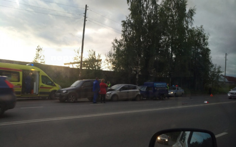 В Сыктывкаре неопытный водитель «Ижа» устроил тройное ДТП (фото)