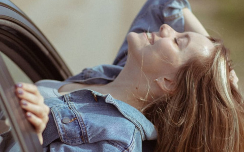 Последние дни лета, яркая помада и гадание на ромашках: 7 ярких фото сыктывкарок из Instagram