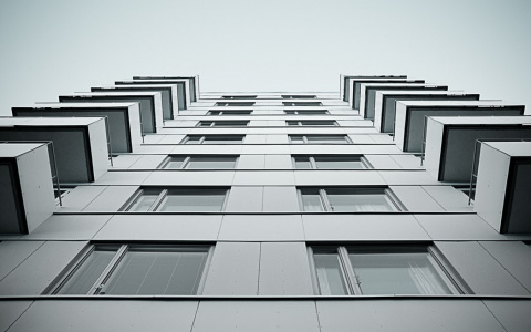 В Сыктывкаре подозрительный мужчина уговаривает людей поставить окна за 80 тысяч