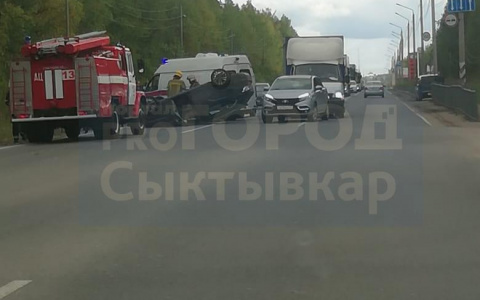 В Сыктывкаре посреди дороги перевернулась легковушка (фото)