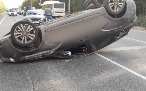 В жесткой аварии в Сыктывкаре, где перевернулась «Лада», пострадали 5 человек (фото)