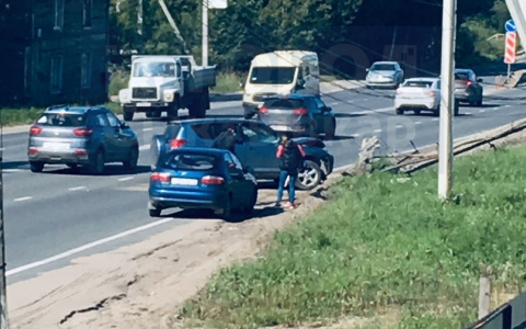 В Сыктывкаре авто с женщиной и двумя детьми влетело в бетонный столб (фото)