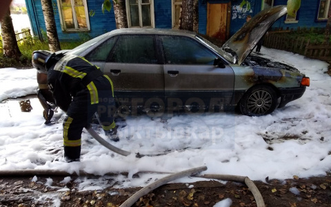 В Сыктывкаре на глазах у прохожих полыхала «Ауди» (фото)