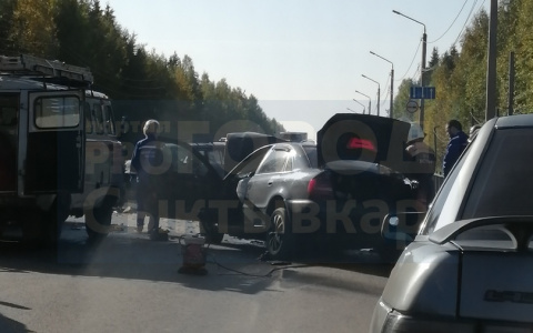 В Сыктывкаре «Ауди» лоб в лоб протаранила «Мерседес» (фото)